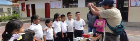 Niños presencia experimento hecho por el doctor Juan Carlos Rojas