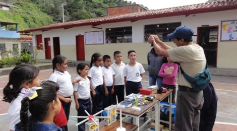 Niños presencia experimento hecho por el doctor Juan Carlos Rojas