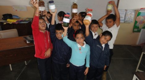 Niños de Mucutuy alzan el proyecto final del programa Cuidadores del planeta, consiste en la elaboración de un insecticida
